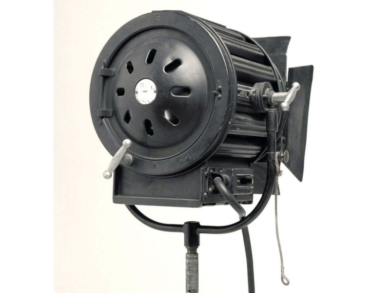 foco escenico 2000w.40-65x40x37 no bomb.si-no visera ab.45x46 1u